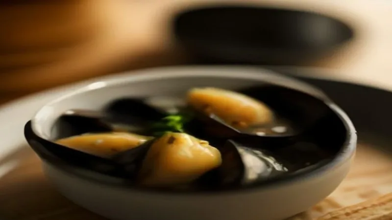 Moules en cocotte et frites dans une brasserie, illustration générée par IA